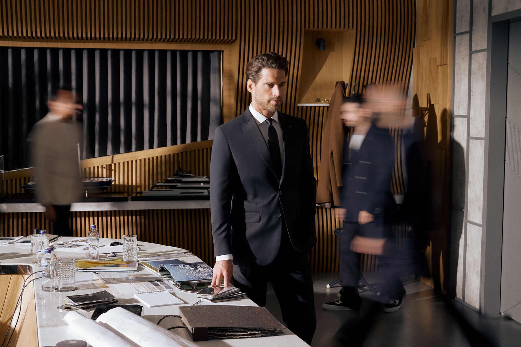 RAMSEY İLE TAKIM ELBİSE ŞIKLIĞININ İNCELİKLERİ